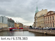 Санкт-Петербург, красный мост на реке Мойке (2014 год). Редакционное фото, фотограф Овчинникова Ирина / Фотобанк Лори