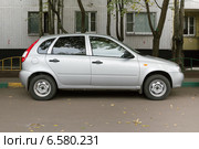 Легковой автомобиль Лада "Калина" около панельного дома (2014 год). Редакционное фото, фотограф Родион Власов / Фотобанк Лори