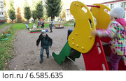 Дети катаются с горки на прогулке в детском садике (2014 год). Редакционное видео, видеограф Кекяляйнен Андрей / Фотобанк Лори