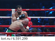 Рахим Чакчиев послал в нокдаун Джакоббе Фрагомени (2014 год). Редакционное фото, фотограф Дмитрий Неумоин / Фотобанк Лори