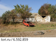 Разбитый автомобиль, село Степановка (2014 год). Стоковое фото, фотограф Копылов Сергей / Фотобанк Лори