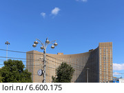 Гостиница Космос на фоне голубого неба, северо-восток Москвы рядом с выходом из метро ВДНХ, Россия (2014 год). Редакционное фото, фотограф Владимир Журавлев / Фотобанк Лори