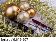 Новогодние золотистые украшения. Стоковое фото, фотограф Станислав Виноградов / Фотобанк Лори