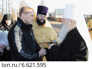 Глава Талдомского района В. Ю. Юдин встречает митрополита Крутицкого и Коломенского Ювеналия (2014 год). Редакционное фото, фотограф Дмитрий Неумоин / Фотобанк Лори