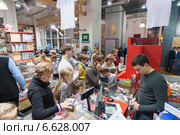 Магазин познавательных игрушек в Экспериментаниуме (2014 год). Редакционное фото, фотограф Володина Ольга / Фотобанк Лори