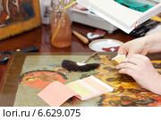 Restorer gilding on the ancient Christian icon. Стоковое фото, фотограф Яков Филимонов / Фотобанк Лори