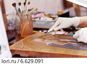 Art restorer working on the ancient icon. Стоковое фото, фотограф Яков Филимонов / Фотобанк Лори