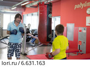 Отец с сыном боксируют в спортзале (2014 год). Редакционное фото, фотограф Володина Ольга / Фотобанк Лори