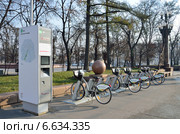Сеть велопроката в Москве , парковка велосипедов у сквера на Болотной площади (2014 год). Редакционное фото, фотограф Овчинникова Ирина / Фотобанк Лори