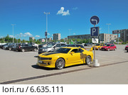 Желтый автомобиль Camaro на автостоянке (2014 год). Редакционное фото, фотограф Agnes Chvankova / Фотобанк Лори