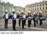 Оркестр маршевой музыки Cheetahs Drumline. Дворцовая площадь. Санкт-Петебург. (2014 год). Редакционное фото, фотограф Татьяна Ульянова / Фотобанк Лори