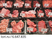 Витрина с мясом и мясными продуктами в супермаркете. Стоковое фото, фотограф Victoria Demidova / Фотобанк Лори