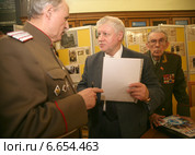 Международный конкурс фотографии "Герои Первой мировой. Фотографии из личных архивов." Председатель партии Справедливая Россия Сергей Миронов и  генерал армии Владимир Шуралёв. (2014 год). Редакционное фото, фотограф Александр С. Курбатов / Фотобанк Лори
