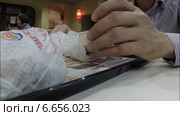 В ресторане Burger king, Уфа (2013 год). Редакционное видео, видеограф Mikhail Erguine / Фотобанк Лори