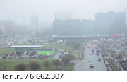 Сильная влажность и низкая облачность осенью в городе Санкт-Петербург. Площадь Конституции (2014 год). Редакционное видео, видеограф Кекяляйнен Андрей / Фотобанк Лори