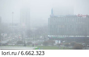 Сильная влажность и низкая облачность в городе Санкт-Петербург. Площадь Конституции (2014 год). Редакционное видео, видеограф Кекяляйнен Андрей / Фотобанк Лори