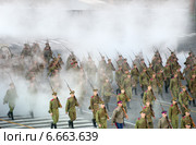 Солдаты и офицеры Первой мировой войны (реконструкция) на военно-музыкальном фестивале Спасская башня на Красной площади в Москве. Репортаж (2014 год). Редакционное фото, фотограф Pukhov K / Фотобанк Лори
