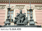 Памятник Павлу I (2003 г., скульптор - В. Горевой, архитектор - В. Наливайко) во дворе Михайловского замка, Санкт-Петербург, Россия (2014 год). Редакционное фото, фотограф Виктория Фрадкина / Фотобанк Лори