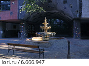 Фонтан перед Хундертвассерхаус, Вена (2007 год). Редакционное фото, фотограф Irina Opachevsky / Фотобанк Лори