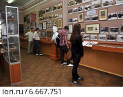 Туристы осматривают экспозицию Музея Черноморского флота РФ в Севастополе, Крым (2012 год). Редакционное фото, фотограф Анна Мартынова / Фотобанк Лори