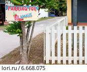 Табличка с надписью: "Parking for los Amigos " на обочине дороги. Редакционное фото, фотограф Vladimir Sviridenko / Фотобанк Лори