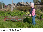 Девочка везет садовую тачку. Стоковое фото, фотограф Денис Шароватов / Фотобанк Лори