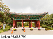 Ворота Хынхвамун (Heunghwamun) дворца Кёнхигун (Gyeonghuigung) в Сеуле, Южная Корея (2014 год). Редакционное фото, фотограф Иван Марчук / Фотобанк Лори