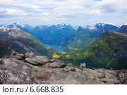 Норвегия, вид на горы и фьорд Geiranger со смотровой площадки Dalsnibba, которая находится на высоте 1500 метров над уровнем моря (2014 год). Стоковое фото, фотограф Алексей Голубович / Фотобанк Лори