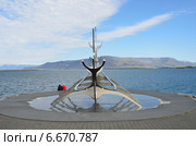 Скульптура «Sun Voyager» Джона Гунара Арнасона на набережной Рейкьявика (2014 год). Редакционное фото, фотограф Овчинникова Ирина / Фотобанк Лори