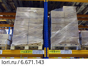 Pallets with boxes stand on a shelf goods warehouse. Склад паллетного хранения, поддоны с упакованными коробками хранятся на полках паллетных стеллажей. (2008 год). Редакционное фото, фотограф Владимир Григорьев / Фотобанк Лори