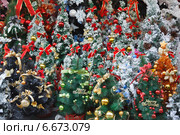 Новогодние украшенные елки в магазине (малая глубина резкости) Стоковое фото, фотограф Ольга Липунова / Фотобанк Лори