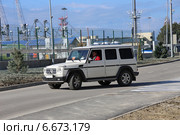 Белый Mercedes-Benz G-класс на дороге (2014 год). Редакционное фото, фотограф Алексей Гусев / Фотобанк Лори