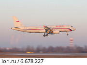 "Аэробус" А320 авиакомпании "Россия" над полосой (2013 год). Редакционное фото, фотограф Сергей Крамарев / Фотобанк Лори