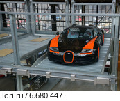 Гиперкар Bugatti в гараже (2014 год). Редакционное фото, фотограф Сергей Костарев / Фотобанк Лори