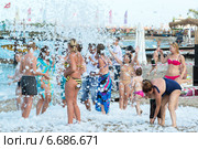 Кемер, Турция-21 августа 2014 года. Люди на пенной вечеринке на курорте. Редакционное фото, фотограф Володина Ольга / Фотобанк Лори