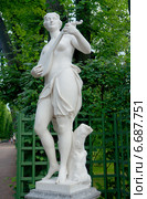 Терпсихора, муза танца (скульптура Дж. и П. Гропелли, 1722 г.), Летний сад, Санкт-Петербург, Россия (2014 год). Редакционное фото, фотограф Виктория Фрадкина / Фотобанк Лори