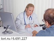 woman doctor with stethoscope talking with patient. Стоковое фото, фотограф Erwin Wodicka / Фотобанк Лори