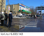 Люди стоят около пешеходного перехода, ждут когда загорится зеленый свет. Улица Сущевский Вал. Москва (2012 год). Редакционное фото, фотограф lana1501 / Фотобанк Лори