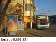 Троллейбус первого маршрута стоит на остановке "Юбилейный проспект" в микрорайоне Новые Химки (2014 год). Редакционное фото, фотограф Т. З. / Фотобанк Лори