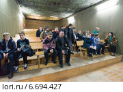 Люди в кинокомнате музея Бункер 42 в Москве (2014 год). Редакционное фото, фотограф Володина Ольга / Фотобанк Лори