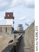 Нарвский замок со стен Ивангородской крепости (2014 год). Стоковое фото, фотограф Александр Щепин / Фотобанк Лори