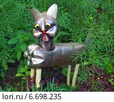 Кошка из пластиковой бутылки (2014 год). Редакционное фото, фотограф Вячеслав Палес / Фотобанк Лори