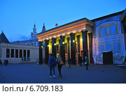 Объединённый вестибюль станций метро «Театральная» и «Площадь Революции» в Москве вечером (2014 год). Редакционное фото, фотограф lana1501 / Фотобанк Лори
