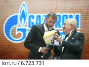 Национальная премия "Яхтсмен года 2014".Олимпийский чемпион  Роберт Шайдт и представитель Gazprom International Михаил Сенаторов объявляют победителя. Редакционное фото, фотограф Александр С. Курбатов / Фотобанк Лори