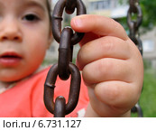 Звенья цепи на качелях в руках маленького ребенка. Малая глубина резкости. Стоковое фото, фотограф Daniela / Фотобанк Лори
