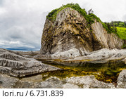 Скала и приливной бассейн у мыса Столбчатый, остров Кунашир. Стоковое фото, фотограф Евгений Городецкий / Фотобанк Лори