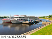 Круизные теплоходы у причала в Угличе (2013 год). Редакционное фото, фотограф Мартынов Антон / Фотобанк Лори