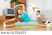 Couple having yoga class. Стоковое фото, фотограф Яков Филимонов / Фотобанк Лори