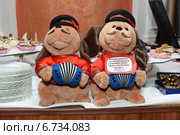 Мягкие музыкальные игрушки на праздничном столе (2014 год). Редакционное фото, фотограф Андрей Забродин / Фотобанк Лори