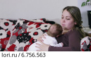 Мать с плачущим ребенком. Стоковое видео, видеограф Потийко Сергей / Фотобанк Лори